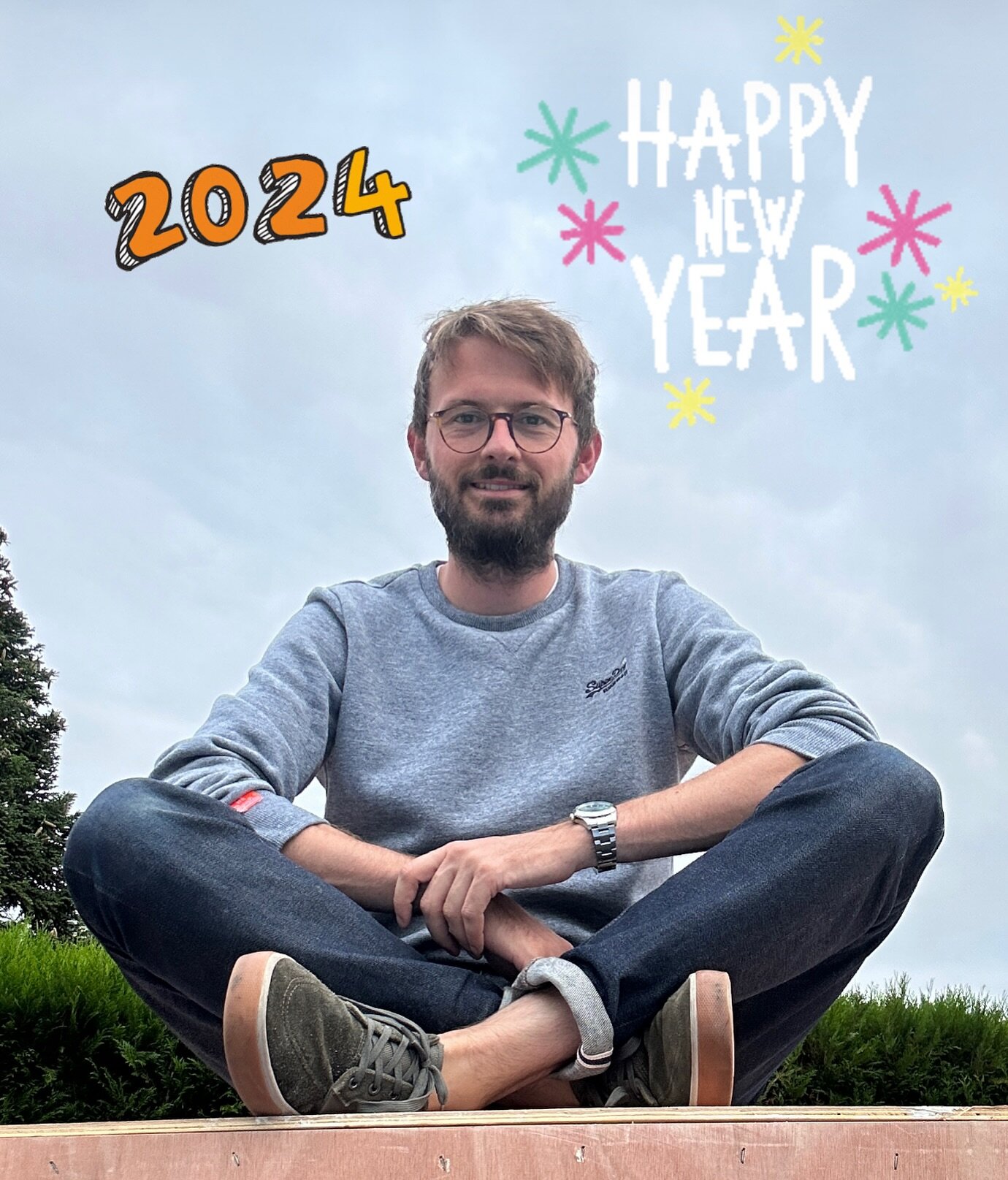 🎊 Bonne ann&eacute;e &agrave; tous!! 😍
🥳 Happy New Year!! 🎉

J&rsquo;esp&egrave;re que vous avez tous pass&eacute; de belles f&ecirc;tes de fin d&rsquo;ann&eacute;e!
Sur cette photo je suis assis sur une &eacute;norme caisse qui contenait la nouv