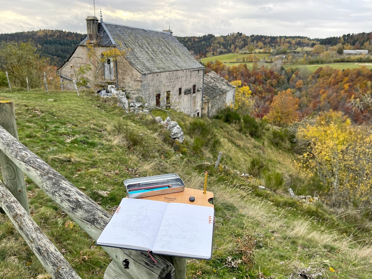 Take your easel, a sketchbook and a few pencils with you when you&rsquo;re going out for a walk, you never know what you&rsquo;ll come across! 🙂
🎒 It&rsquo;s light and fits in a small bag.

Prenez votre chevalet avec vous, un carnet de croquis et q