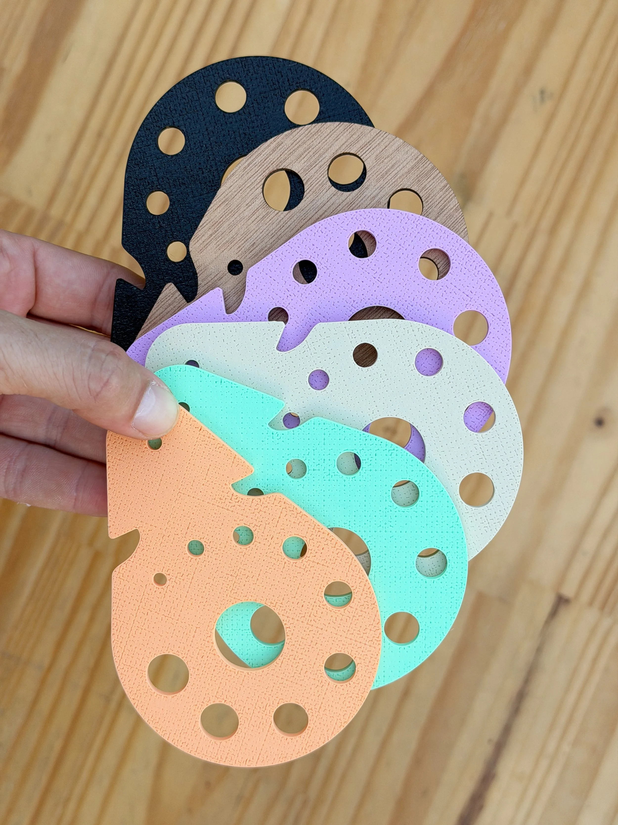🎨 New colors available for cups and brush holders! 😍
The black version appeared in April, that came in compliment to the wooden ones, now has little brothers! 

🤩 Nouvelles couleurs pour les porte gobelets et pinceaux! 
La version noire apparue en