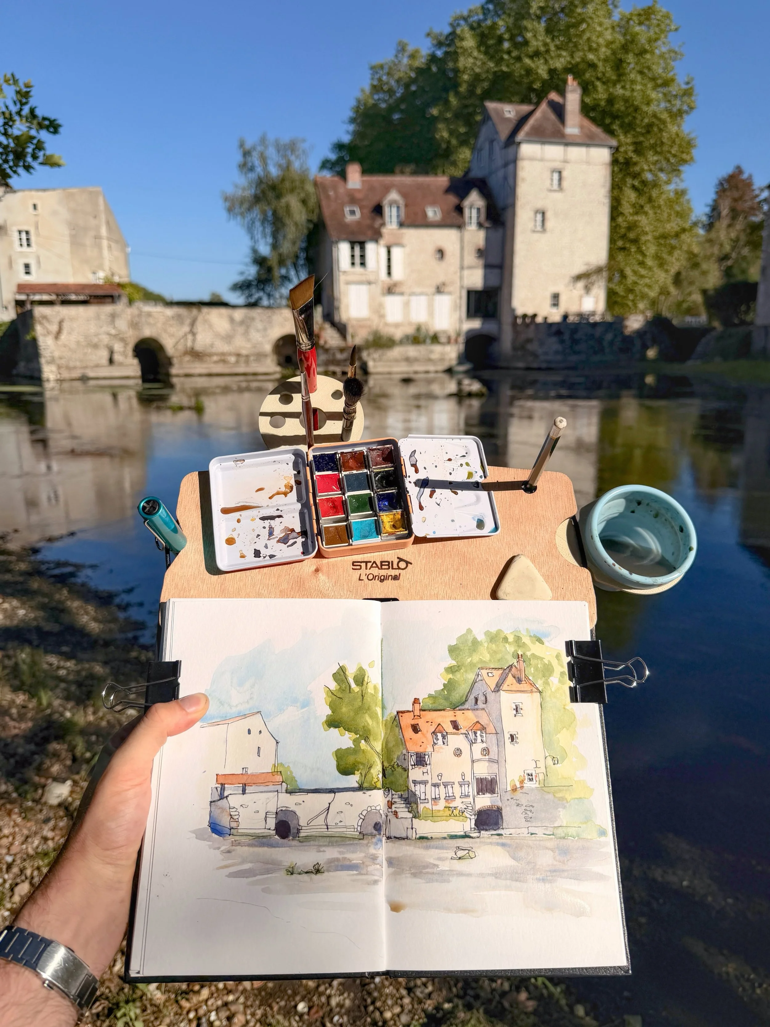 🖌️ Late Monday afternoon, I stopped for the first time near this mill on the banks of the Loiret. 
🐗 A few wild boars passed by without spotting me, fortunately on the opposite bank! 😄
I always have my easel in my bag, along with a sketchbook, a w