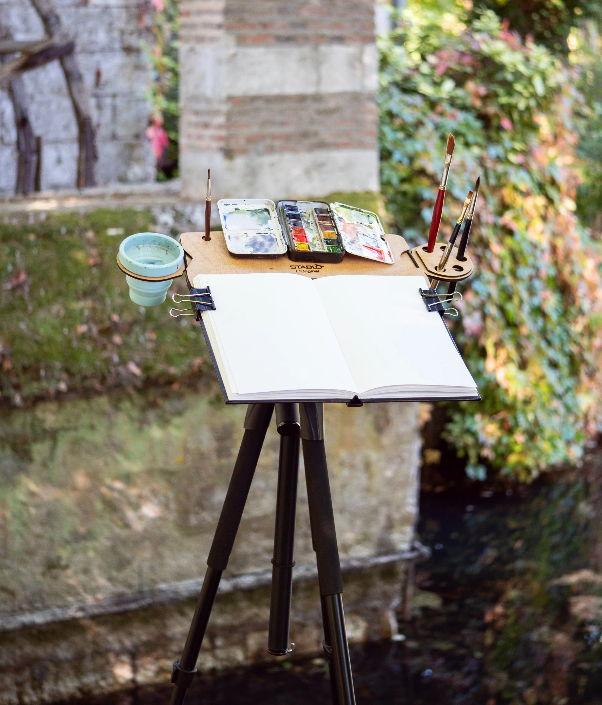 👉 The L&rsquo;Original easel can be mounted on your camera tripod using the StablO Mount adapter!

Your sketchbook, palette, water cup and favourite brushes are all right in front of you&hellip; Your hands are free! 🙌

💡Le chevalet L&rsquo;Origina