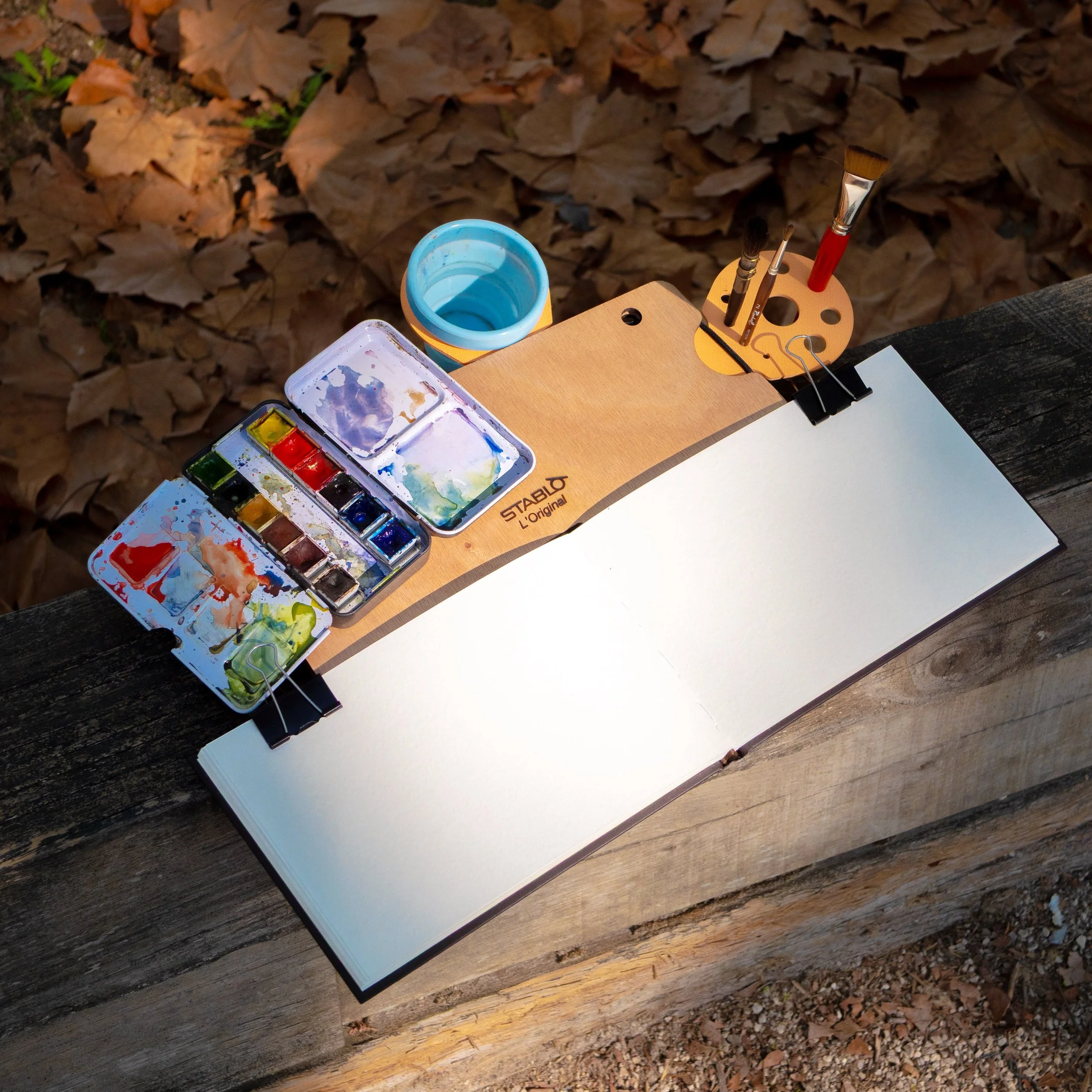 L&rsquo;Original, ready for a watercolor session with its orange inserts!
The inserts hold your cups and brushes, and can be rearranged to suit your preferences.
And the color? That&rsquo;s up to you 🙂

Do you prefer wood or a splash of color?

L&rs