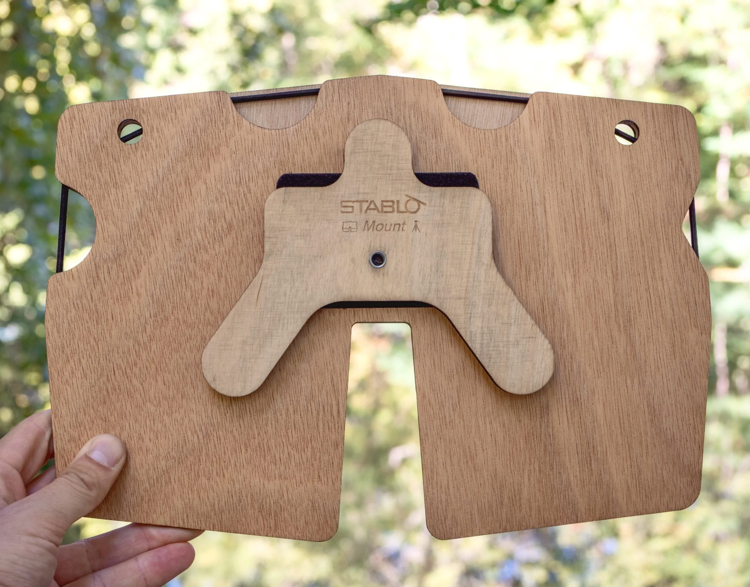 🔃 Here&rsquo;s the Mount tripod adapter seen from behind, once attached to L&rsquo;Original easel!

You don&rsquo;t often see it in photos of the easel in use, even though it&rsquo;s the piece that connects your easel to your tripod.

🔃 Voici l&rsq