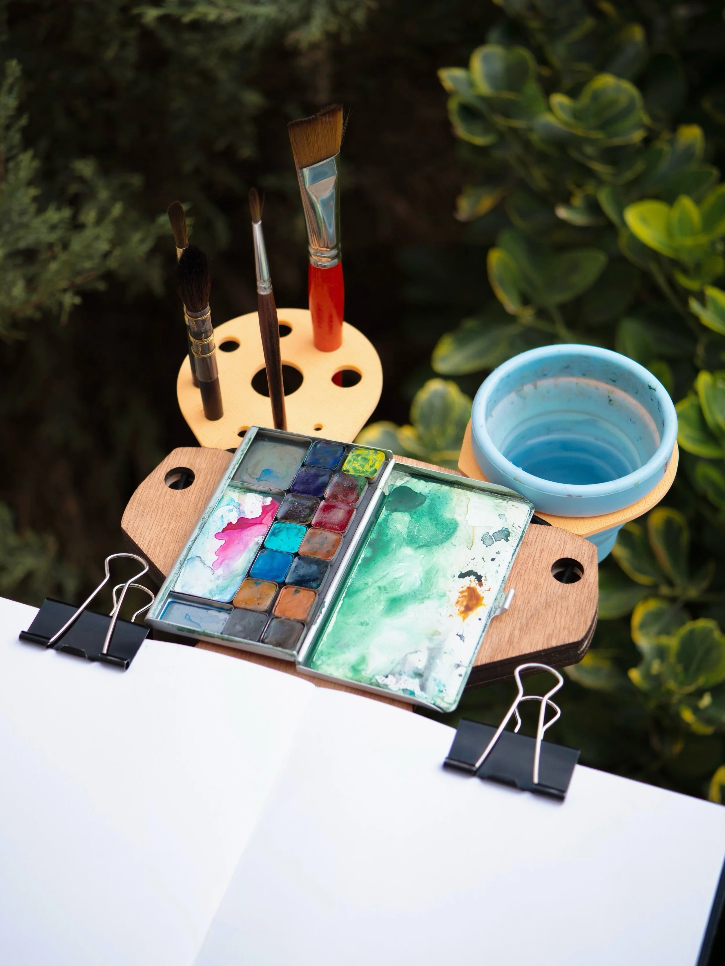 Le Mini, complete with a little palette, water cup, and brushes.
Everything you need to paint, all on a tiny easel! 🙂

Le Mini, avec une petite palette, son gobelet et ses pinceaux.
Une configuration compl&egrave;te sur un petit chevalet ! 🙂

#made