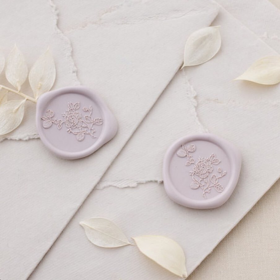 This weather is getting us excited about spring colours 🌸 ☀️ 
.
.
.
#livandluc #weddinginspiration #weddingstationery #waxseal #waxsealstamp #bespokeweddingstationery #weddinginspo #weddingideas