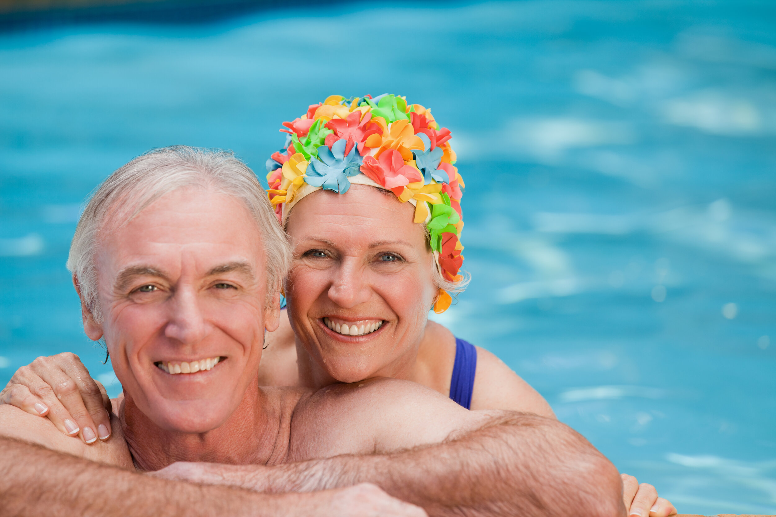 Оздоровление пенсионеров. Пенсионеры в бассейне. Пожилые люди в бассейне. Плавание пожилые. Плавание пожилых людей.