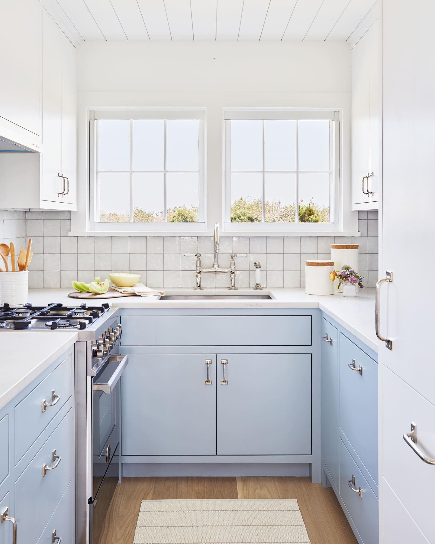 Swipe ➡️ to see the before of the Guest Cottage Kitchen at our recent Nantucket project. It was cute and &lsquo;cottagey&rsquo; but not nearly as functional or pretty!! @s.m.roethke 📷 @readmckendree
