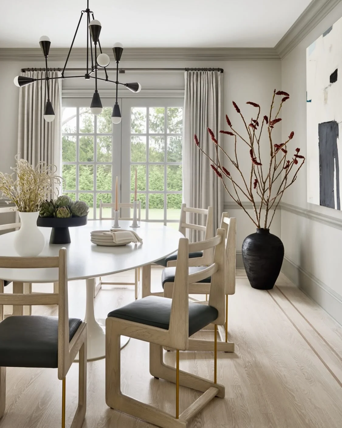 Modern furniture meets traditional architecture in this Greenwich Dining Room 

Photo @readmckendree