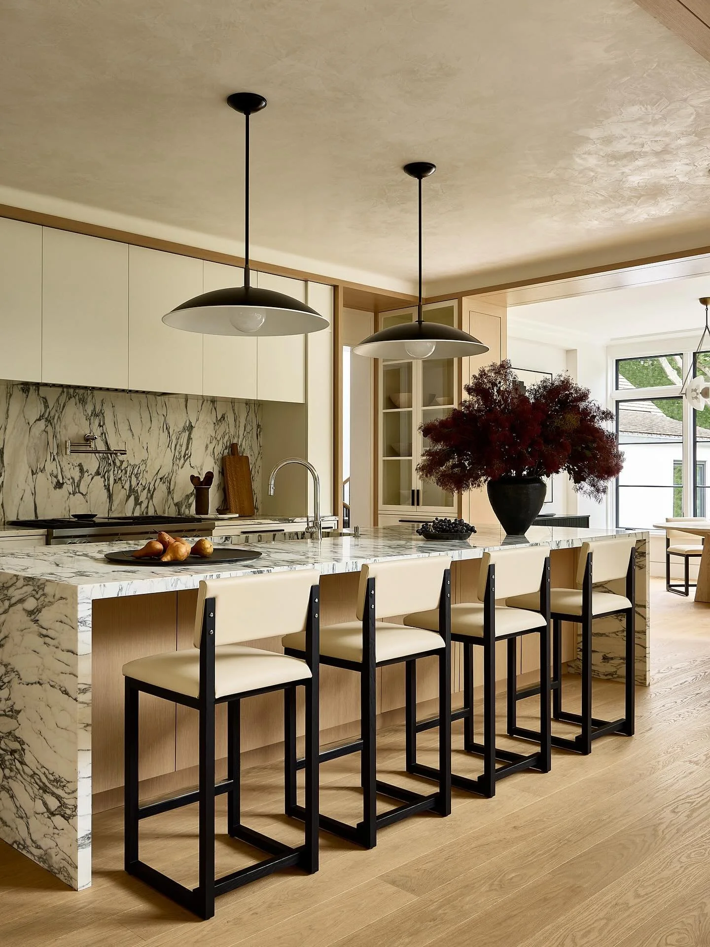 Marble, Venetian Plaster and Oak make for a timeless Kitchen in Wellesley 🖤

@mkisiday // photography 
@katjagreeff // styling 
@karinemonie