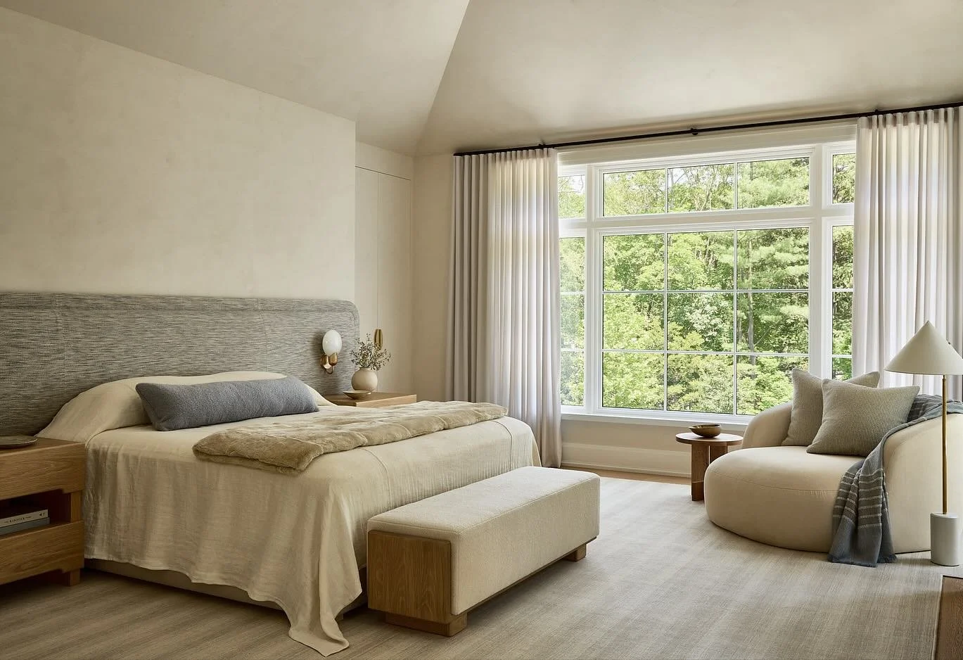 Calming tones, layered textures and generous natural light define the Primary Suite in this Wellesley project featured in @houseandgardensa 

Full article linked in bio 

@catalanoarchitects 
@soderholm_builders 
@mkisiday 
@katjagreeff 
@karinemonie