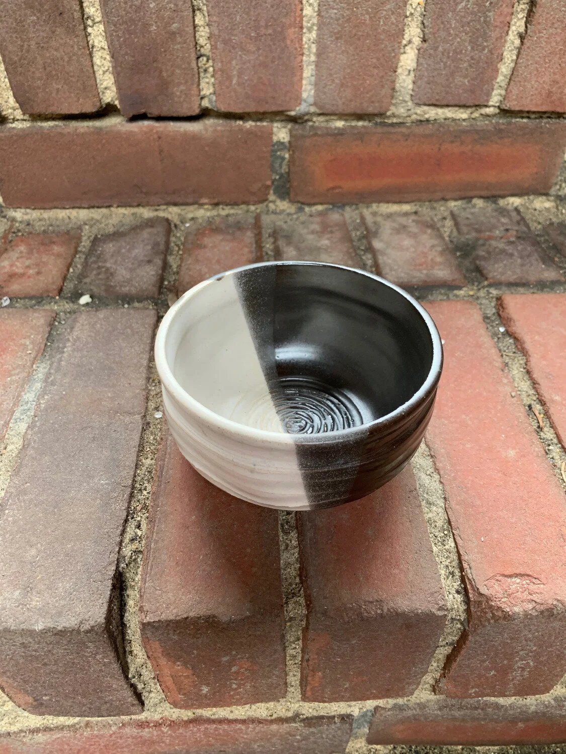 Black and White Wavy Rose Bowl