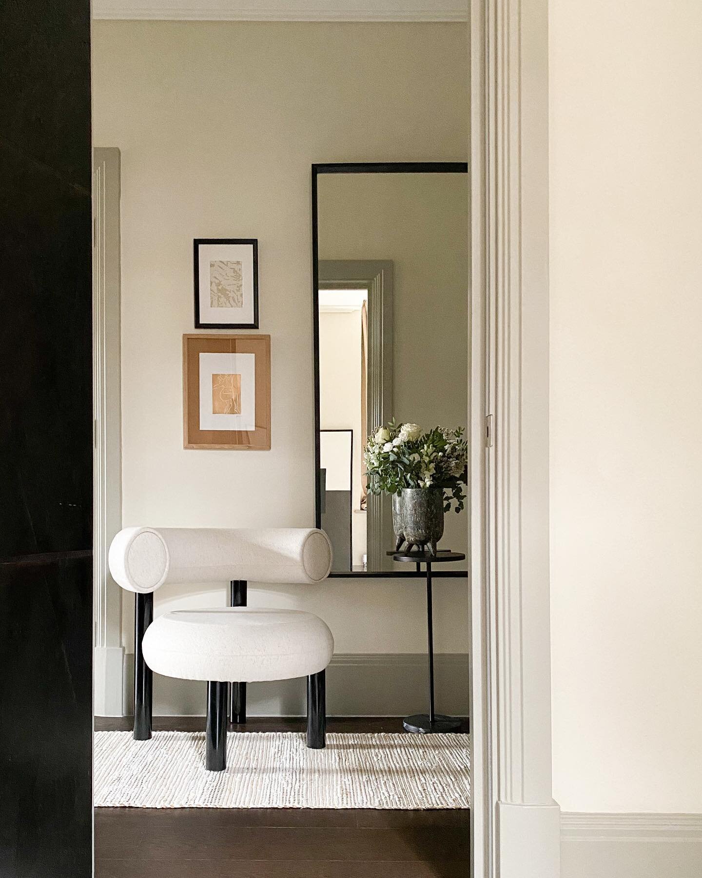 AD Our hallway was very linear and plain, until the Fat Lounge Chair by @tomdixonstudio from @heals_furniture arrived to welcome guests into our home! This beauty is upholstered in an off white woollen fabric and brings me so much visual joy! ⠀
⠀
If 