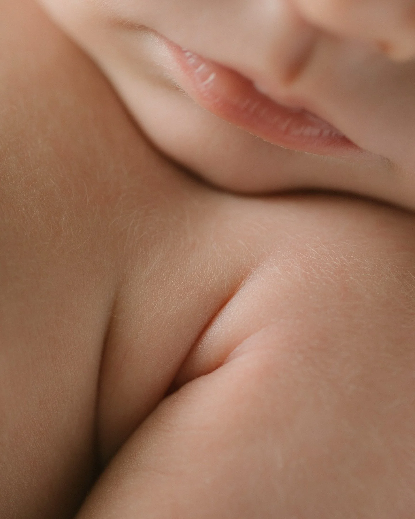 This first time mama found me through her doula (@artofadoula) and was eager to document the itty bitty details. To me, they feel warm, quiet, and present amongst the post pardum brain fog and sleepless nights.

I envision some of these on a gallery 