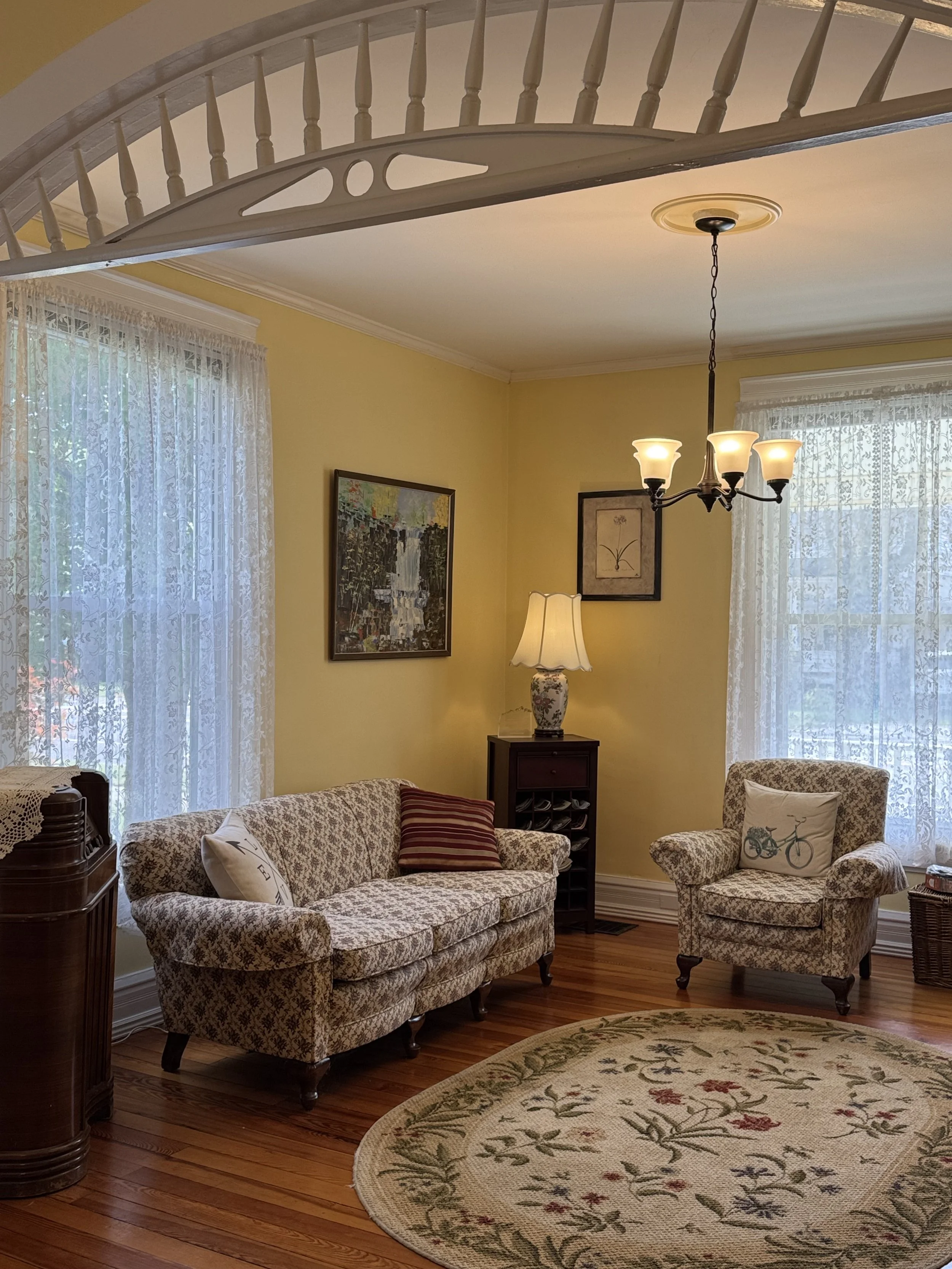 Quaint living room for intimate weddings