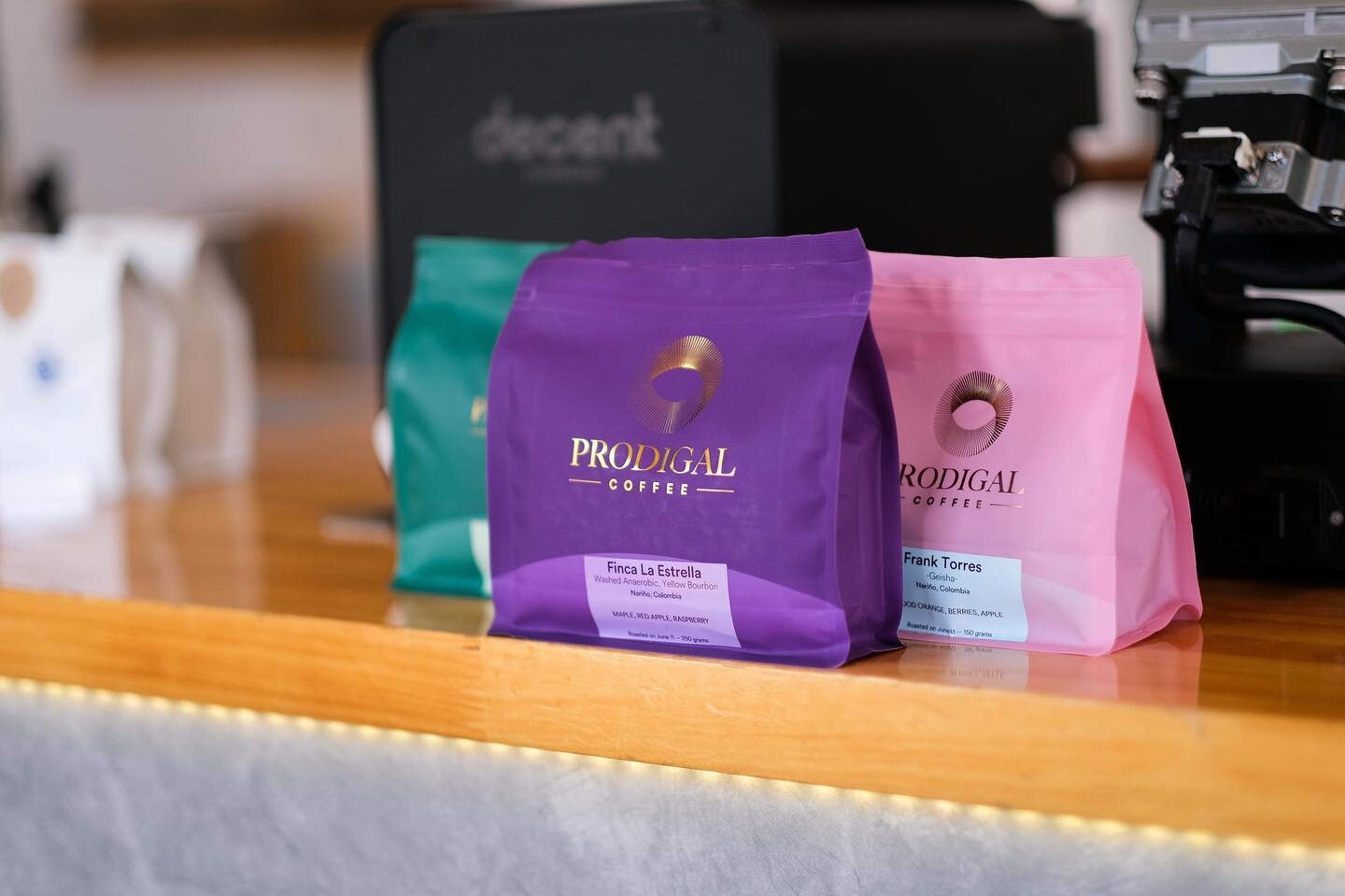 【Prodigal Coffee】

リトルライトコーヒーは、ゲストロースターとしてProdigal Coffee(@getprodigalcoffee)をお迎えしています👏

今が旬のコロンビアのコーヒー豆。

世界的に有名なコーヒー焙煎の専門家であるスコット・ラオが始めた焙煎会社であるProdigalによって生み出される、クリーンでジューシーな味わいは日本ではリトルライトコーヒーでしか(たぶん)味わえません☕️

▷ ▷ Luis Guzman - Caturra - Washed
☕️?