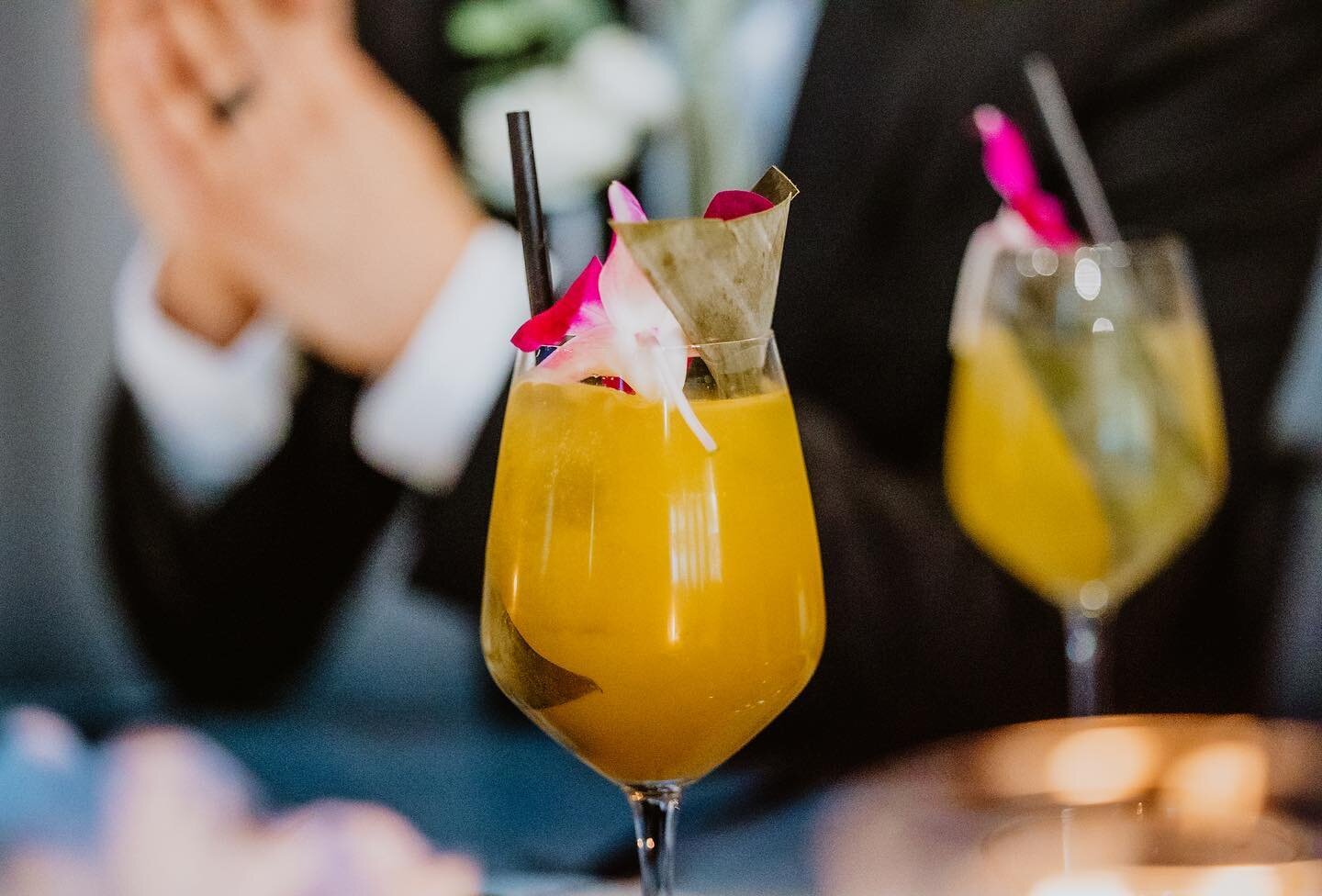 This sun ☀️ has us feeling thirsty this Thursday! 🍹

Throwback to our in house beverage team @hardlyshaken creating this customized cocktail for bride Veronica. Utilizing her Filipina heritage, they created a cocktail perfect for the sunny vibes ✨ 
