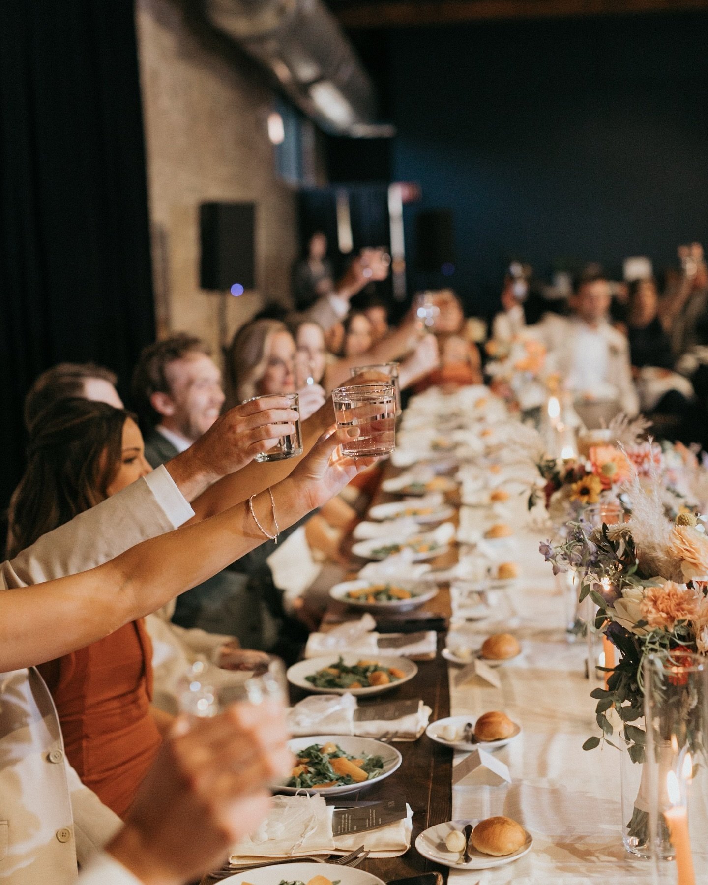🥂✨

Here&rsquo;s to a big cheers with your friends &amp; loved ones on your big day! 

Love this shot from Melanie &amp; Evan&rsquo;s fall wedding 😍

📸: @momokofritz for @alishatova