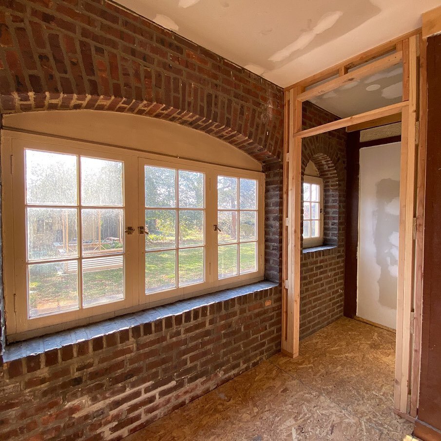 The windows are dirty and the brick may need some repointing, but this old laundry room is slowly transitioning into a thing of glory! Adding a toilet to our first floor will be a game changer and the windows have the best view&hellip;my garden! 🌷⁣
