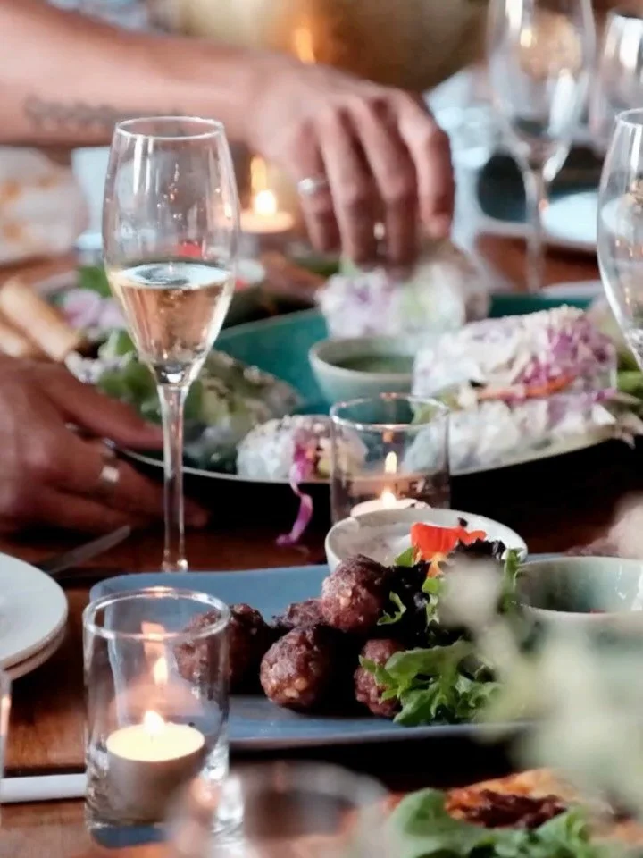 At Jo&rsquo;s Kitchen, we think there&rsquo;s something very special about food that&rsquo;s made to share.
Big platters passed around the table. Little tastes of everything. People leaning in, chatting, helping themselves, going back for seconds if 