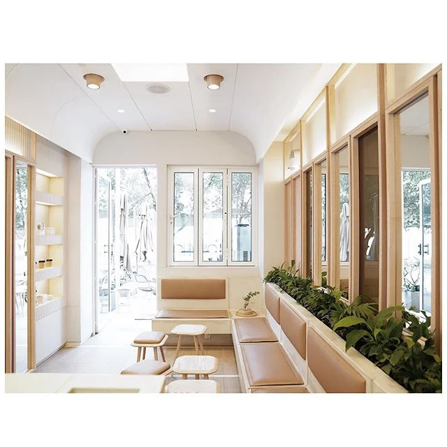 ojs coffee | tea concept focuses on combining natural + raw elements in one space while maintaining a crisp-clean + subtle design.
.
curvaceous forms are imitated in multiple areas of the space such as the counter, ceiling, + walls. this feature brin