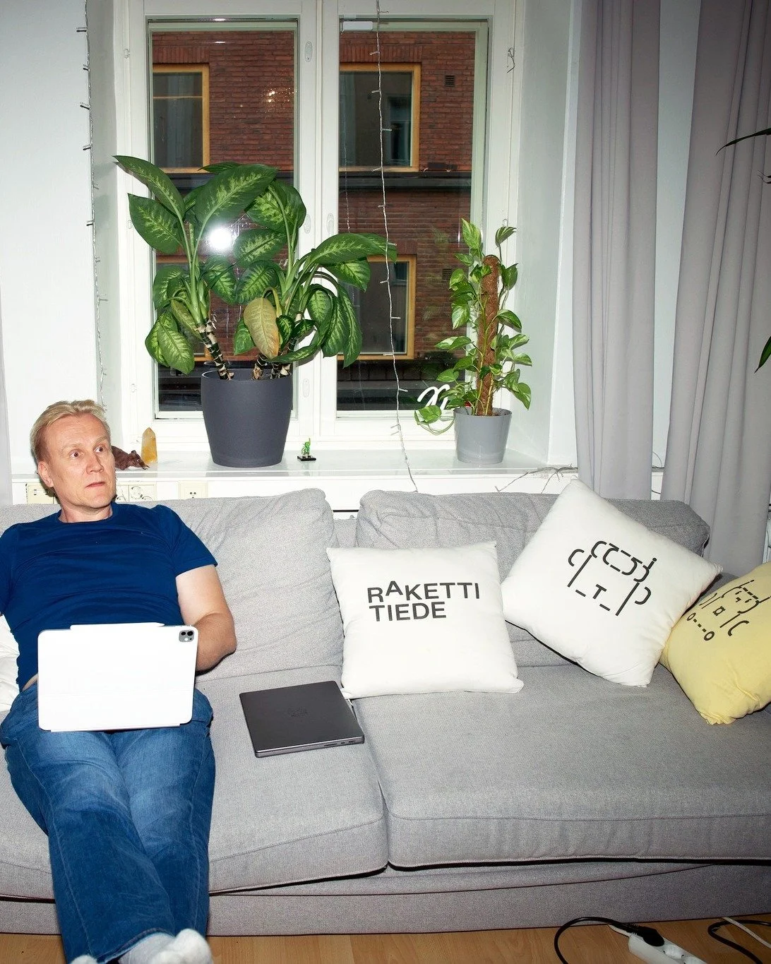 Mit&auml; tekee kasvavan keskisuuren matalan hierarkian asiantuntijayrityksen toimitusjohtaja? 

Suuren p&auml;&auml;llikk&ouml;mme Juhan p&auml;iv&auml;t koostuvat kaikenlaisesta maan ja avaruuden v&auml;lilt&auml;:
👉 V&auml;lill&auml; h&auml;n mie