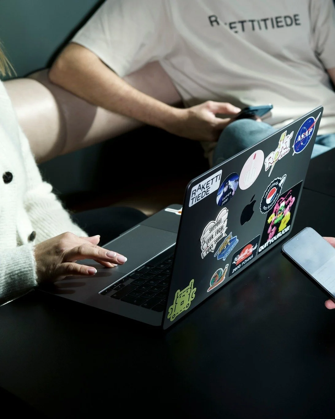 Helmikuussa 2023 Raketin Arttu ja Jyri ennustivat, ett&auml; ohjelmistokehitys j&auml;rkev&ouml;ityy, hype hiipuu ja pragmaattinen tekeminen voimistuu. Ennuste osui yll&auml;tt&auml;v&auml;n hyvin.

Nyt vuorossa pikakelaus menneeseen ja uusi kurkkaus