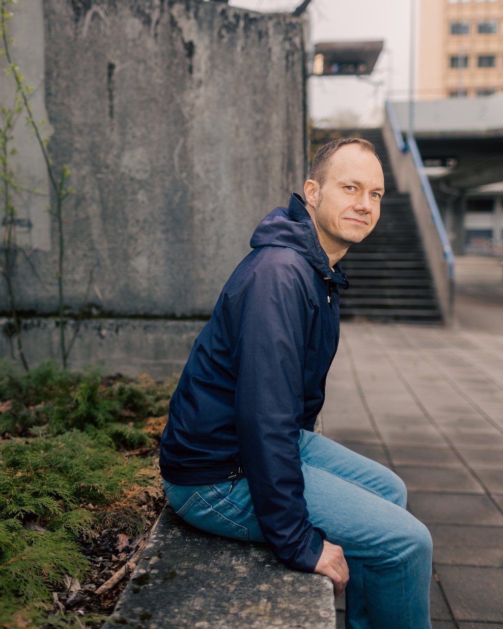 Kaikki viisi Raketin perustajaa ovat edelleen mukana firman arjessa &ndash; osa asiakaskeikoilla, osa hallintopuuhissa h&auml;&auml;rien. T&auml;ss&auml; sarjassa esitell&auml;&auml;n heid&auml;t yksi kerrallaan.

Konsultin arki m&auml;&auml;rittyy p