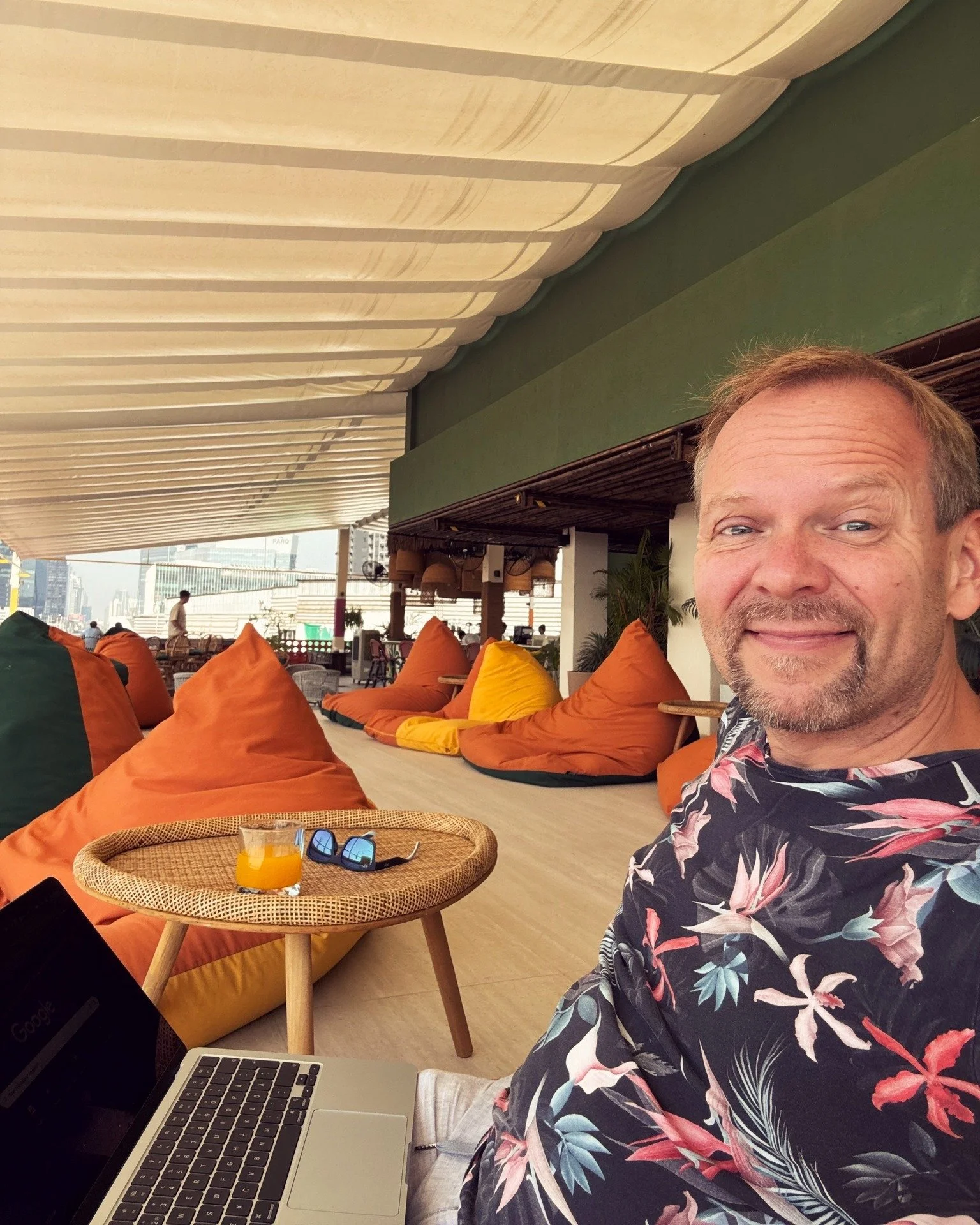 Perustajaviisikkomme esittelysarjan p&auml;&auml;tt&auml;&auml; Jarno, kehitt&auml;j&auml;konsultti ja Raketin luova voima. Perusroolin ulkopuolelta Jarnon p&ouml;yd&auml;lle tipahtelee paljon markkinoinnin juttuja ja joskus myynnin tukea.

"K&a