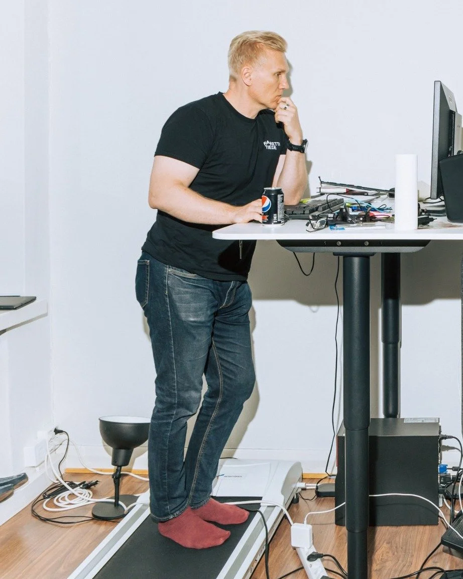 Seniori ei koodaa nopeiten vaan h&auml;n
✔️ aloittaa ty&ouml;n ymm&auml;rt&auml;m&auml;ll&auml;, mik&auml; pulma oikeasti ratkotaan,
✔️ hahmottaa kokonaisuuden, ei vain yksitt&auml;ist&auml; taskia,
✔️ tunnistaa vaihtoehdot, riskit ja kompromissit,
✔