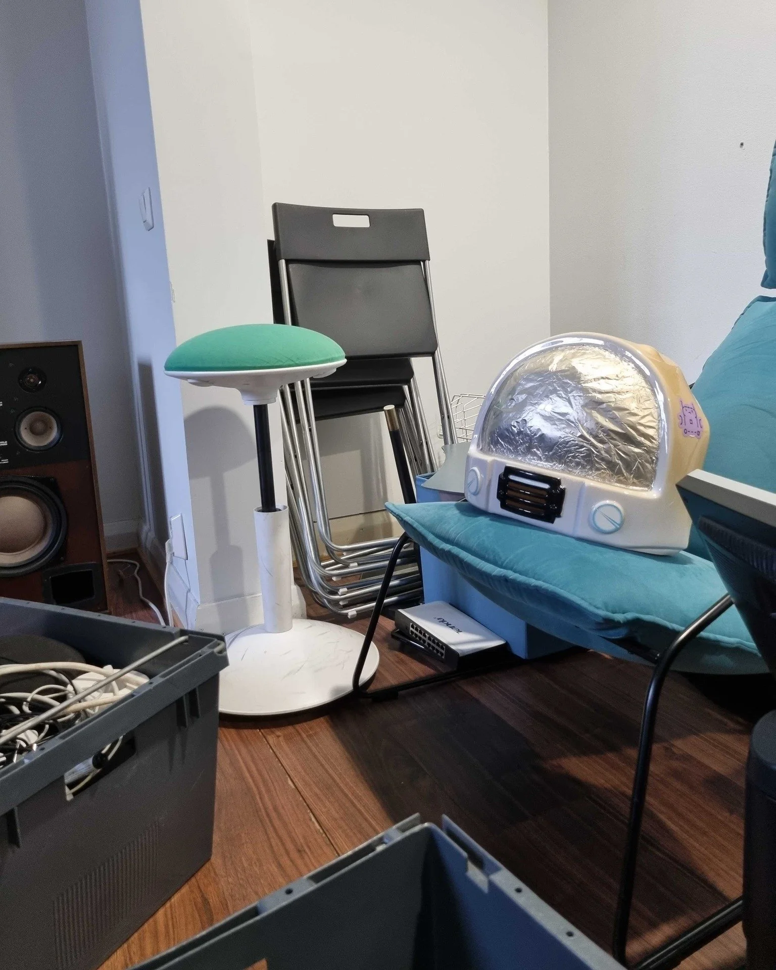 Sin&auml; l&auml;hdit pois,
min&auml; katselin komentosillalta
loittonevaa selk&auml;&auml;si...

V&auml;lill&auml; koodi saattaa olla vihre&auml;mp&auml;&auml; aidan toisella puolella. Poistuman harmaassa pilvess&auml; v&auml;lkkyy kuitenkin kultare