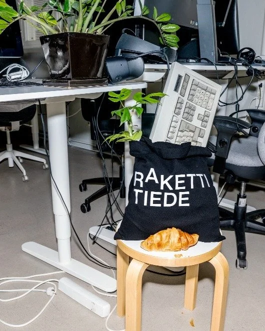 Joskus voi olla aika j&auml;tt&auml;&auml; hyv&auml;stit. 🥺 Mit&auml; tapahtuu sen j&auml;lkeen, kun kuupuku on riisuttu ja tiet erkanevat &ndash; eli mihin Raketista on l&auml;hdetty?

1️⃣ Yritt&auml;j&auml;ksi:
Jokunen rohkelikko on astunut Rakett