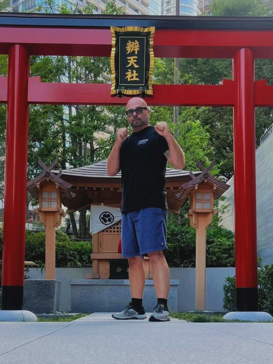 japan+me+red+arch.png