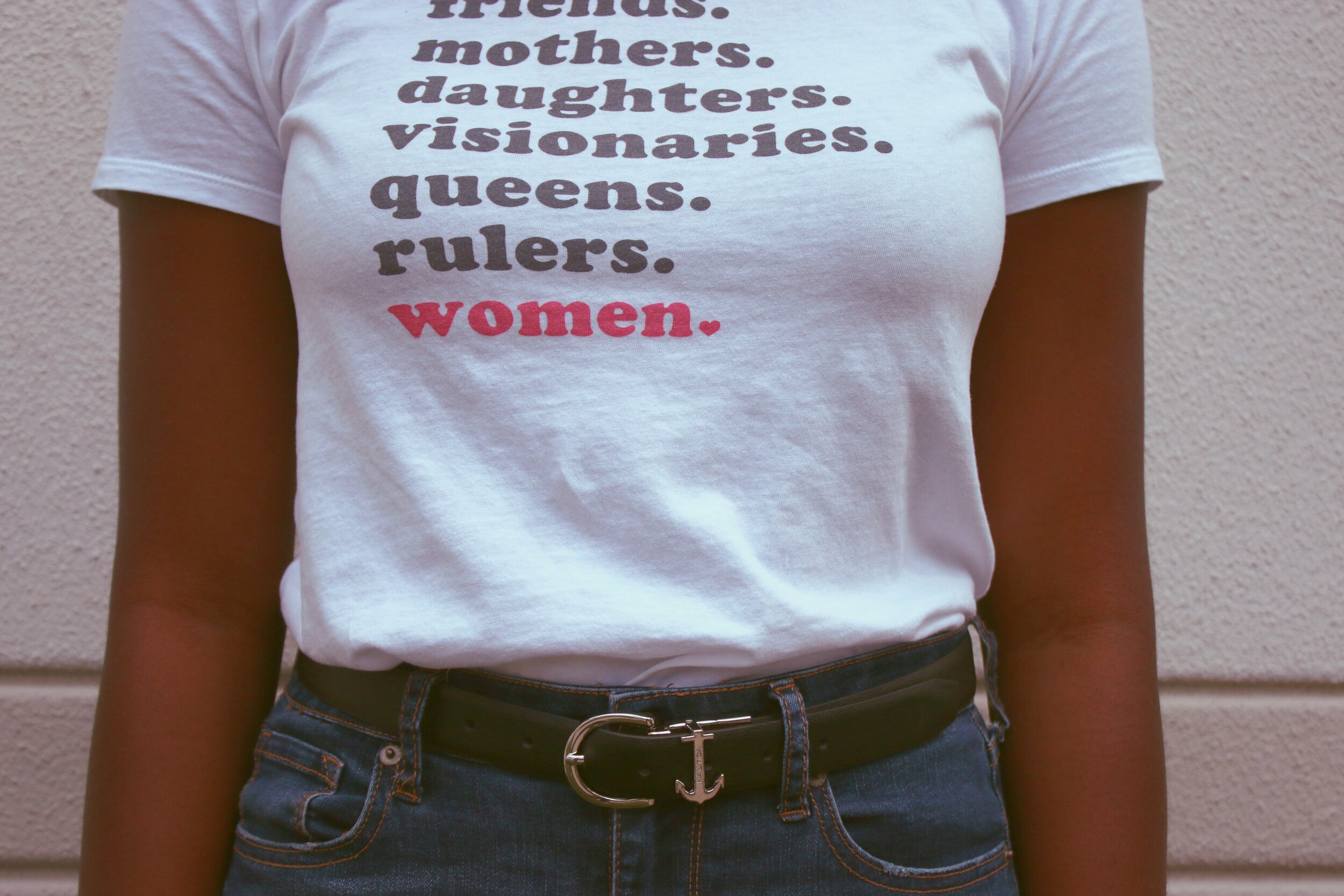 woman-wearing-white-t-shirt-and-blue-denim-bottoms-1564149.jpg