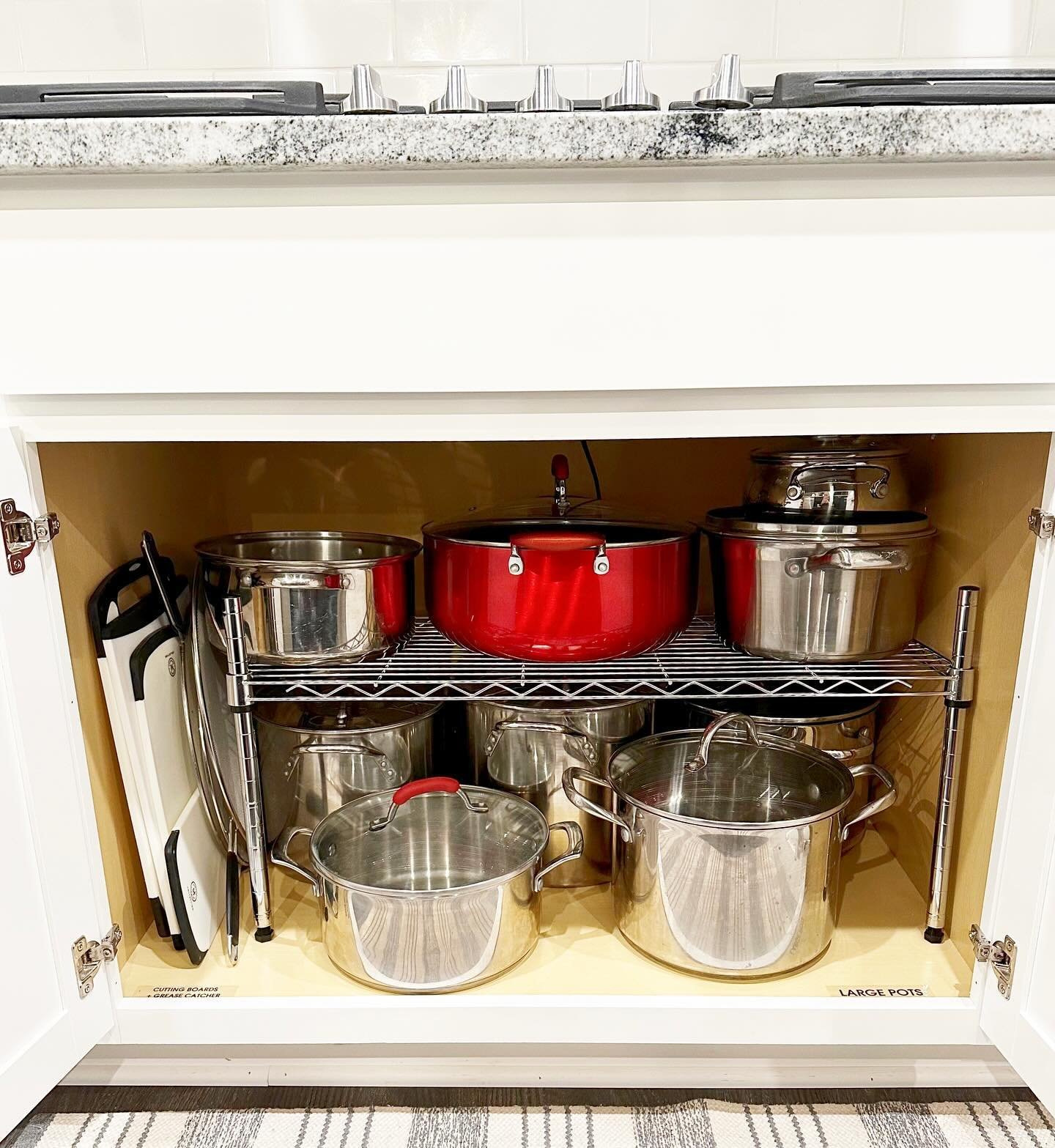 When one single product optimizes the space and gives you room for more. &thinsp;
&thinsp;
In this kitchen we used our favorite 1-shelf shelving under the stove to create more space and store all the big pots and pans. &thinsp;
&thinsp;
When organizi