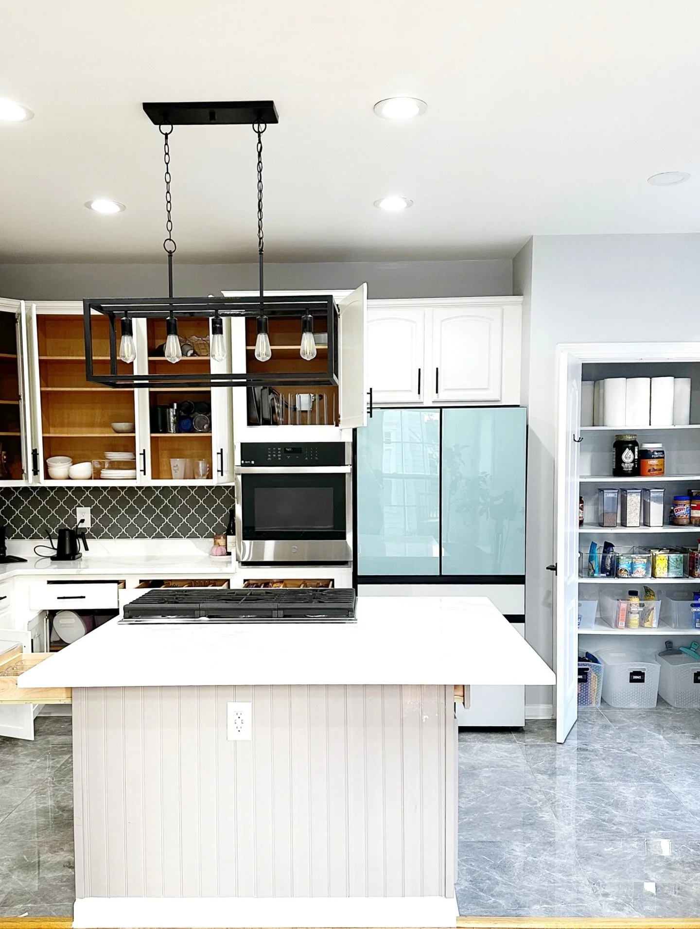 Beautifully organized spaces stay organized because the systems are maintained. 

We love helping our clients to regularly edit, declutter, and reevaluate their spaces in order to keeping their home organized, tidy, and functional for real life. 

Ou
