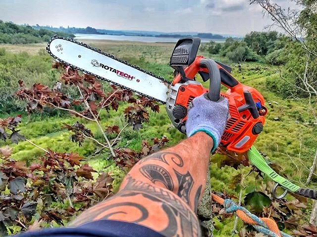 New saw + new bar + beaut view = happy Andy #asktreesurgeons #arborist #arblife #arbwork #arbworker #treework #treeworker #treelife #treesurgeon #treesurgery #husqvana #rotatech #climbing #trees #treeclimbing #climbingtrees #treejob