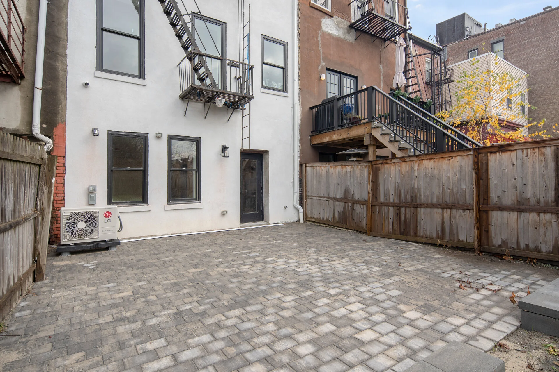 PRIVATE YARD