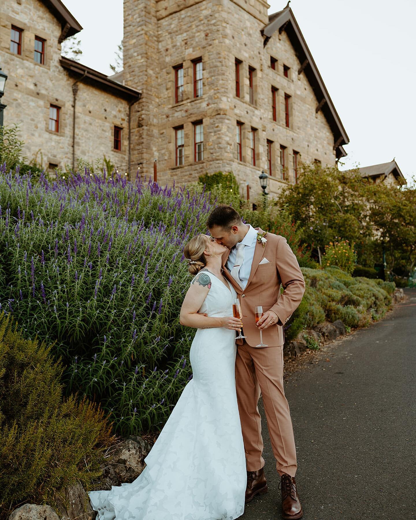 This weekend was amazing! ✨ So grateful that I got to work with another amazing couple and this beyond beautiful venue. 💕 

#weddingvenue #weddingdress #weddingphotography #napa #napavalley #culinaryinstituteofamerica #napawedding #napaweddingphotog