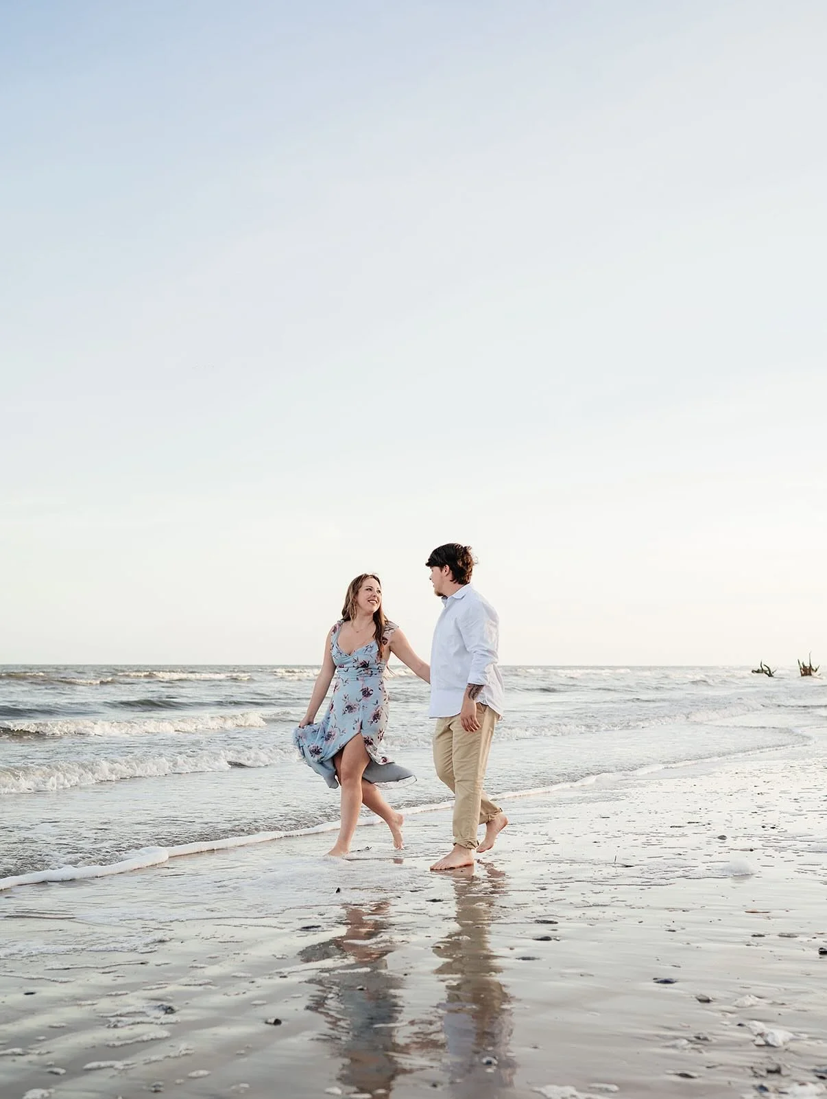 crashing waves, and love that speaks for itself 🌊✨

#CharlestonPhotographer #CharlestonWeddingPhotographer #CharlestonEngagement #CharlestonCouples #SouthCarolinaWedding #SouthCarolinaPhotographer #EngagementPhotos #EngagementSession #CouplesPhotogr