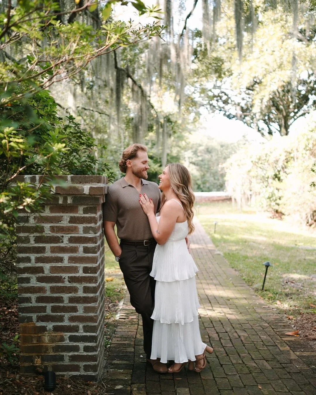 Soft light, Spanish moss, and two people who make it all look effortless.

Charleston, you never miss. 🤍

#engagementsession #charlestonengagement #charlestonphotographer #engagementphotos #couplesession #charlestonweddingphotographer #charlestonwed