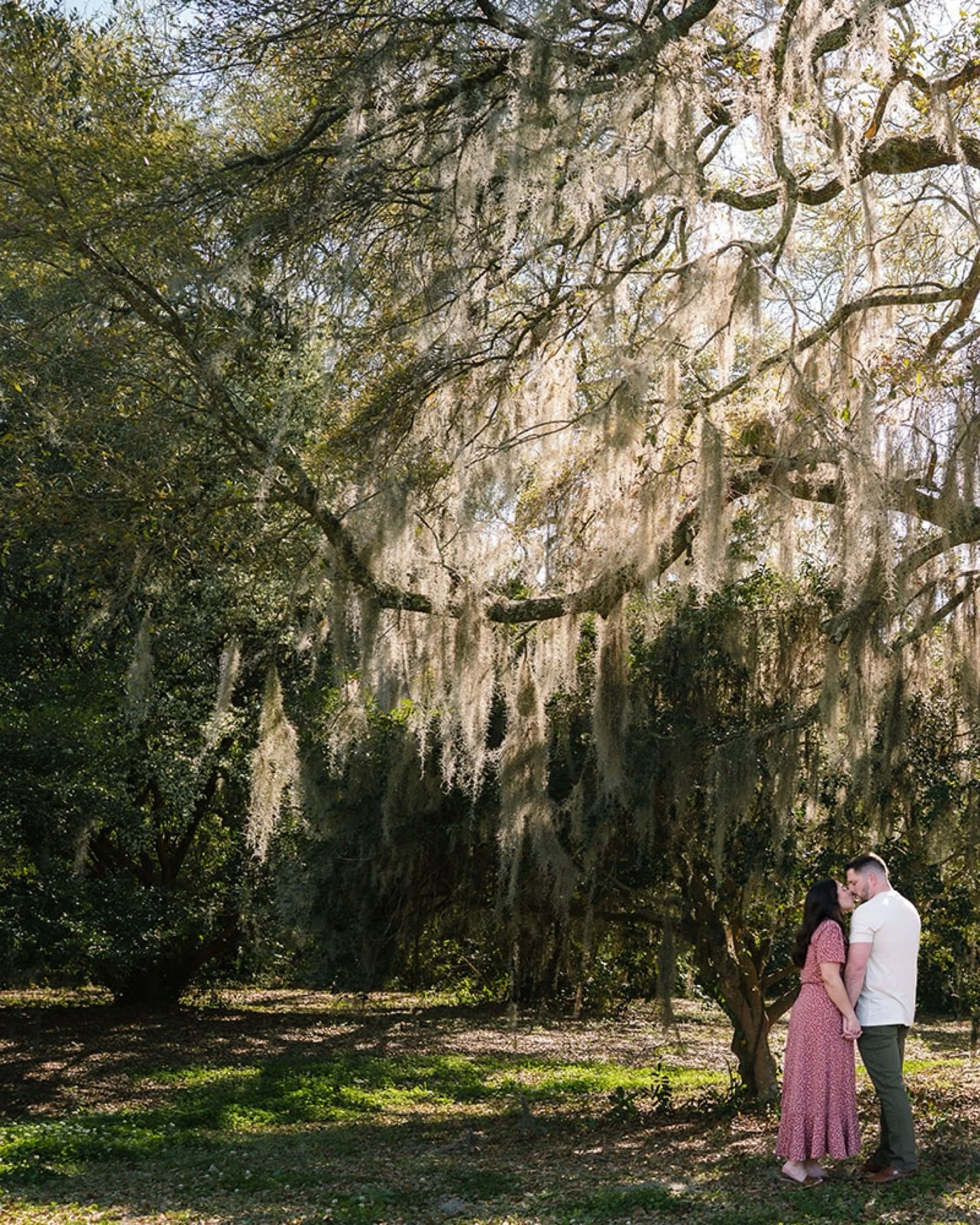 Big trees and little details 💍 which photo is your favorite? 1,2,3, or 4?

If you&rsquo;re planning a wedding and love natural, candid photos like this&hellip; follow along 🤍

#charlestonengagement #charlestonphotographer #charlestonweddingphotogra