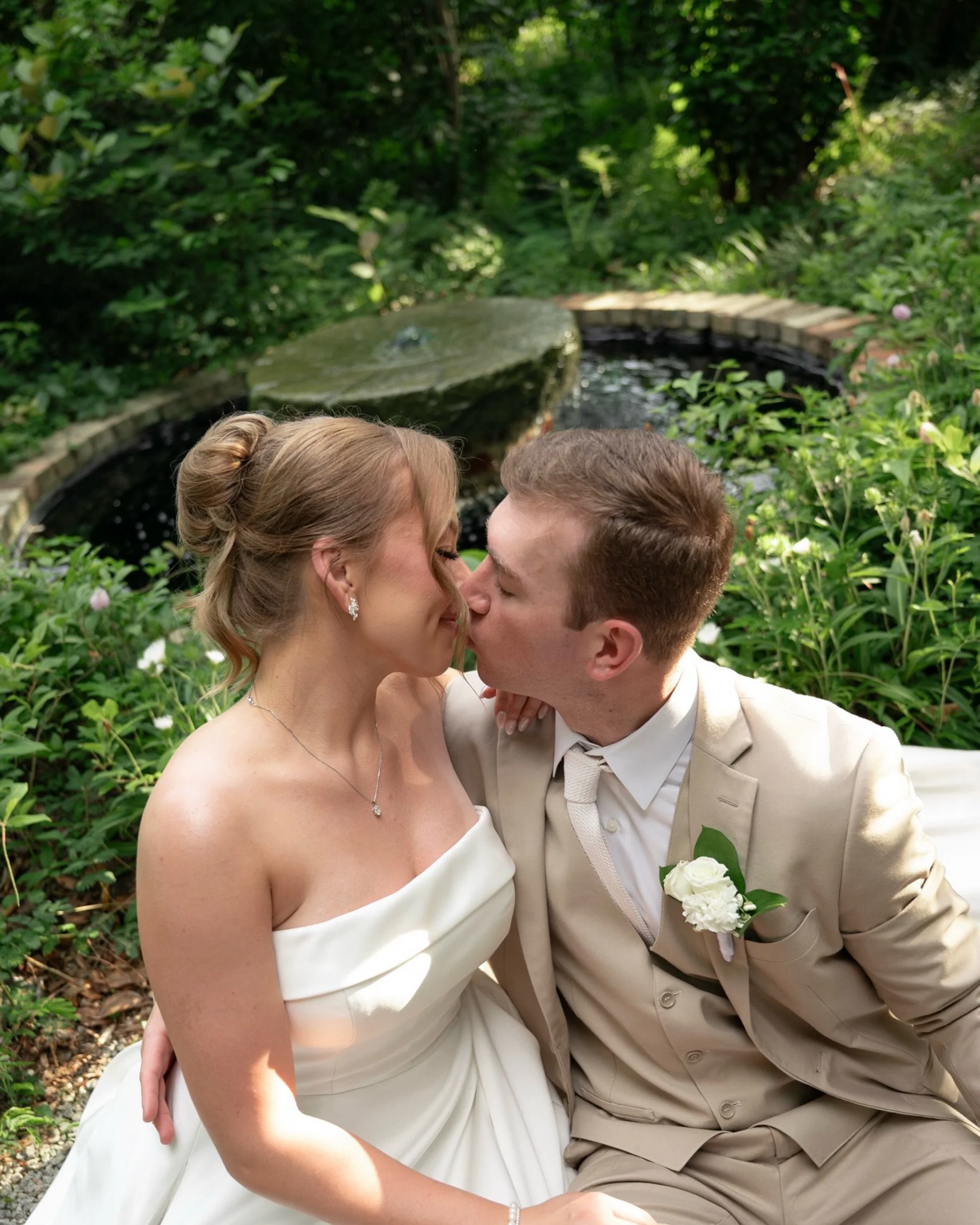 Wedding days are full of big, beautiful moments. But it&rsquo;s often the little ones that end up meaning the most.

A few favorites from this beautiful day 🤍

#SouthCarolinaWeddingPhotographer
#NorthCarolinaWeddingPhotographer
#SouthCarolinaWedding