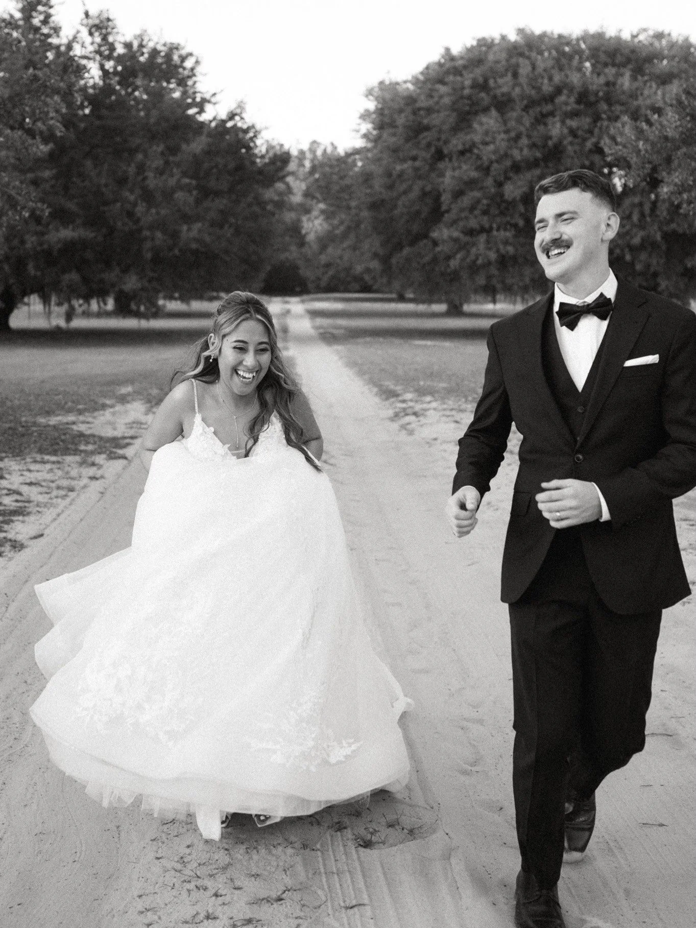 Romantic spring wedding at twelve oak estate 🖤

@twelveoakestate 
@kelskosmeticsllc 
@the.edenflorals 

#southcarolinawedding #southcarolinaweddingphotographer #carolinawedding #weddingphotoinspiration #weddingday 

Wedding &bull; Columbia, SC &bull