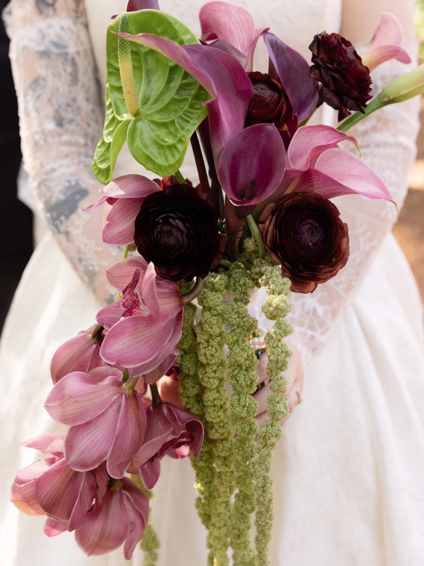 Beautiful wedding day in Chapel Hill / Raleigh for C &amp; Z with:

@thedancingtulipevents 
@i_beauty_wedding_stylist 
@bubblyandbrighteventdesign 
@borntodj 
@capitalevents_nc 

#ChapelHillWeddingPhotographer
#RaleighWeddingPhotographer
#NCWeddingPh