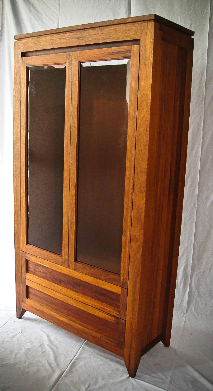 Yellow Dot Series . Armoire