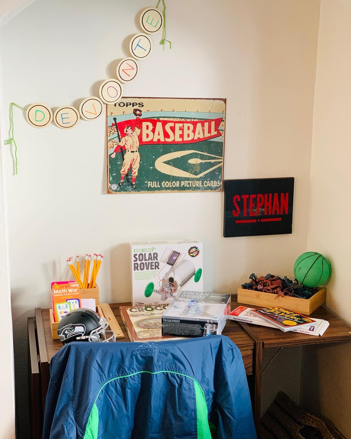 Swipe 👉🏼 to see the empty alcove our designers turned into this adorable desk setup.

Kids deserve their own spaces to live, study &amp; play. They&rsquo;re always most excited to see their own names displayed, one of our signature decorations. 🧡