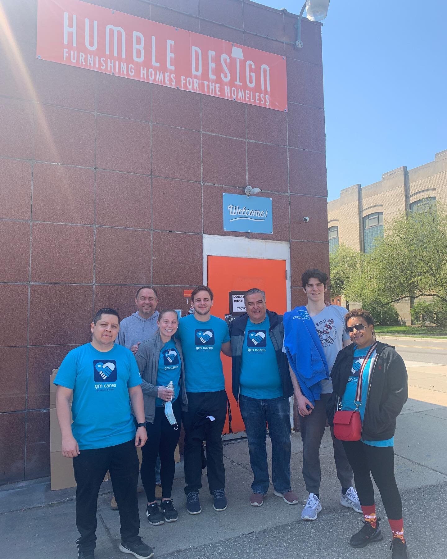 A happy Friday here at Humble, featuring the excellent volunteer help of the GM Cares team from @generalmotors! Building beds, painting frames and bringing the muscle - many thanks to this hardworking group on a beautiful sunny day😎👍

#humbledesign