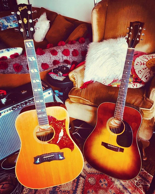 These two cousins haven&rsquo;t seen each other in ahwhile.  They are having their 99 year anniversary this year.  j45 fits like a glove with dove. 
#gibsonacoustic #rainydayblues #jealousfatesnyc #vintagegibson #gibson
