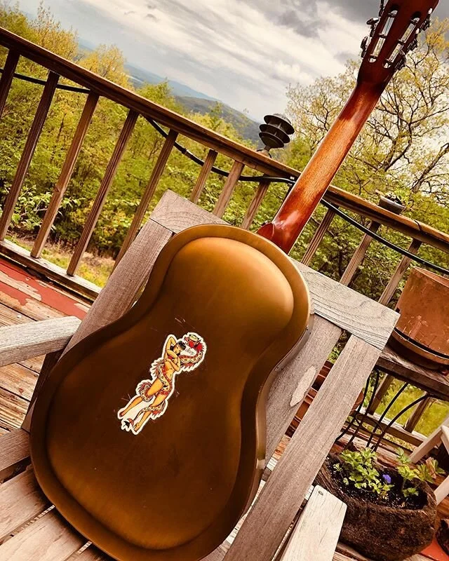 Pick in&rsquo; away the day..