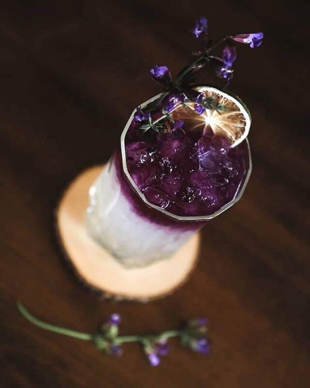 Try this fun new twist! It's our About Thyme cocktail with butterfly pea flower tea on top.
-Uncle vals botanical gin
-Lime
-Peach syrup
-Fresh thyme
-Prosecco
-Butterfly pea flower tea
-
-
-
#cocktails #craftcocktailbar #craftcocktails #butterflypea
